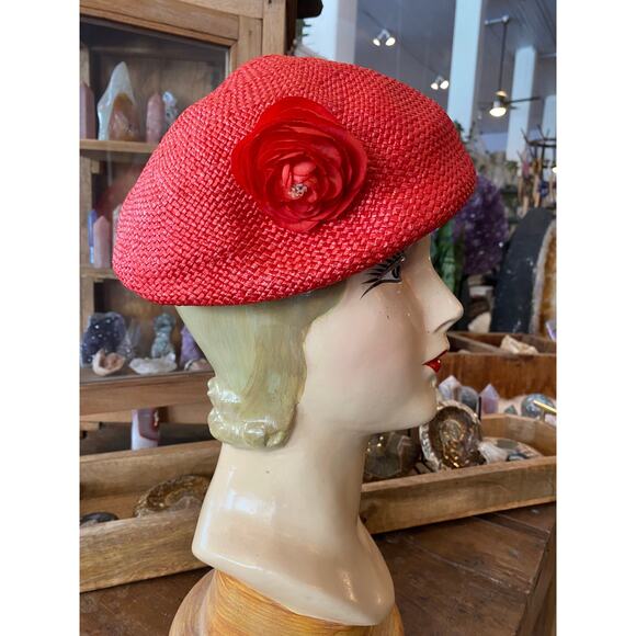 1960s red straw beret, vintage millinery, mod style, hat with flower, union made - Picture 2 of 7
